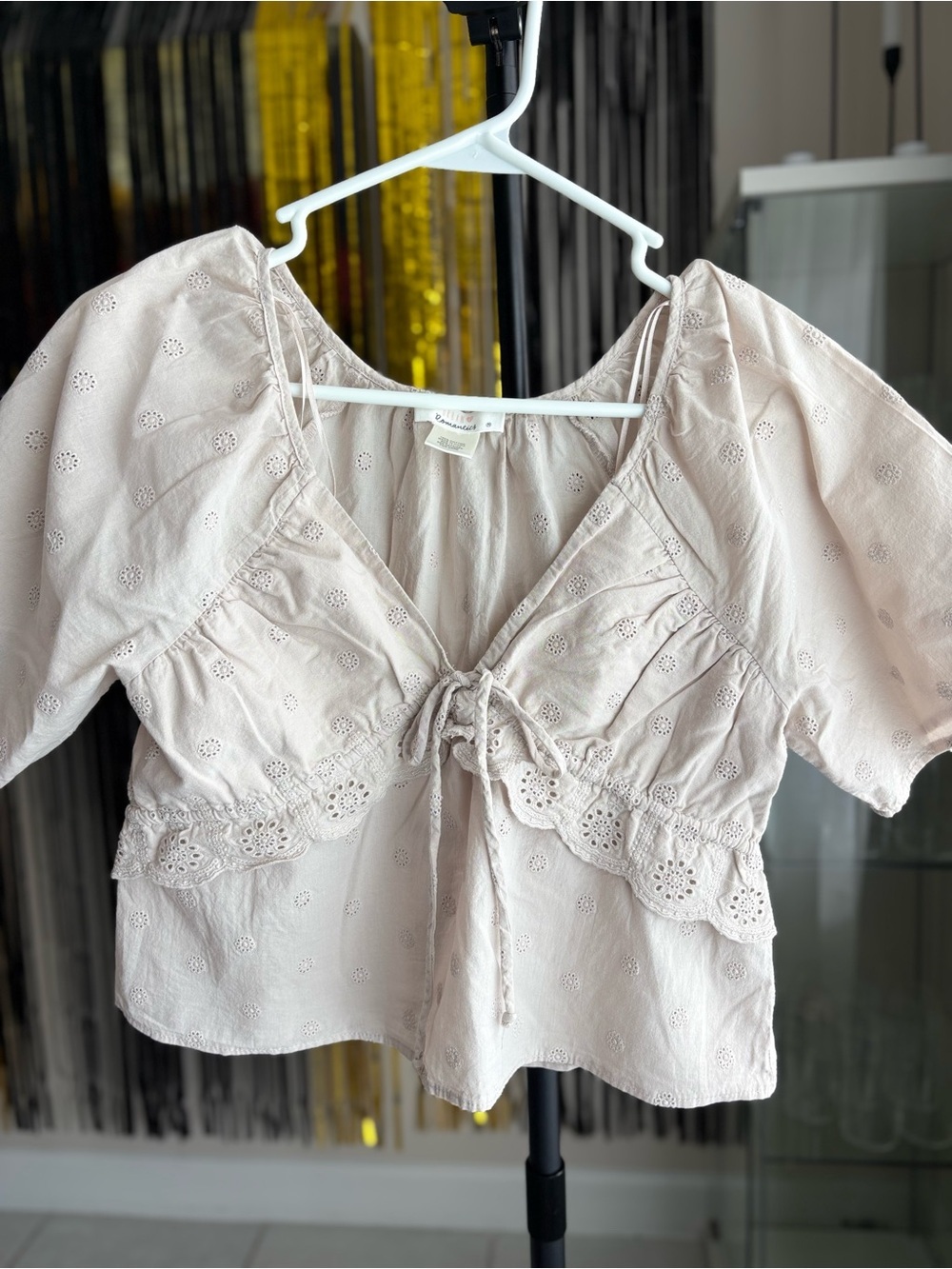 URBAN Romantics Beige Eyelet Tie-Front Peasant Top Sz M